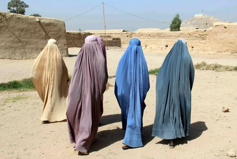 Οι Ταλιμπάν απαγορεύουν στις γυναίκες τα ταξίδια με αεροπλάνο χωρίς άνδρα συγγενή τους