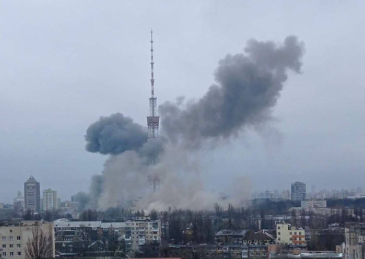 Εισβολή στην Ουκρανία: Ξεκίνησε ο βομβαρδισμός στο Κίεβο – Κρατικές υποδομές χτυπούν οι Ρώσοι -Τουλάχιστον πέντε νεκροί από την επίθεση στον πύργο τηλεπικοινωνιών