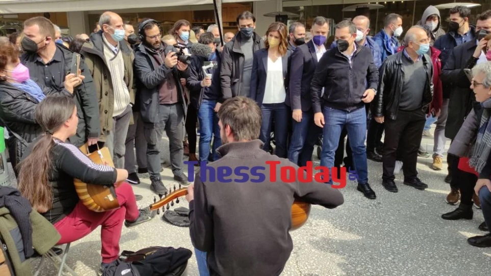 Ο Αλέξης Τσίπρας έδωσε χρήματα σε μουσικούς του δρόμου στην Καλαμαριά