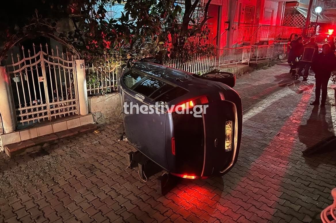 Θεσσαλονίκη: Αναποδογύρισε αυτοκίνητο σε στενάκι – Τραυματίστηκε ελαφρά ο οδηγός (βίντεο)
