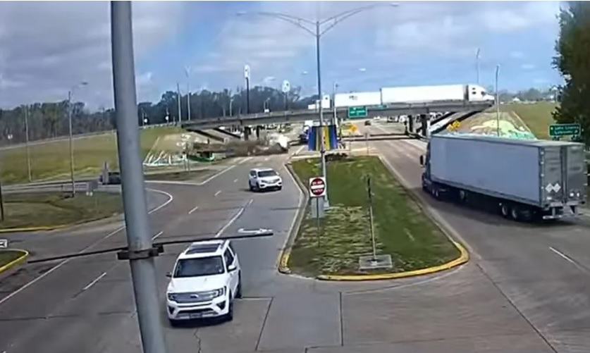 Σοκαριστικό ατύχημα με νταλίκα που πέφτει από αυτοκινητόδρομο (video)