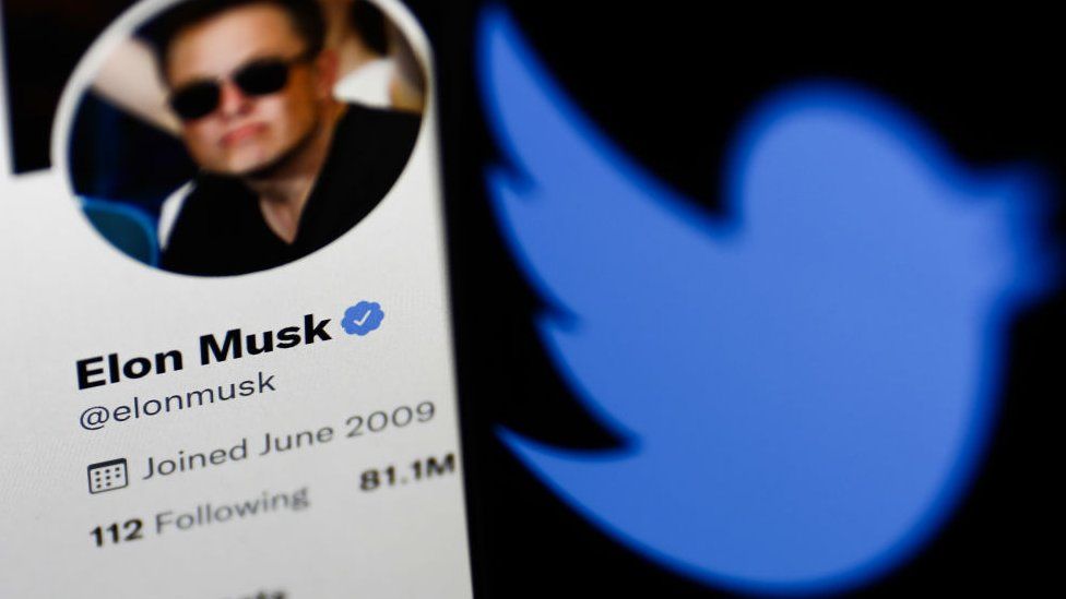 ΗΠΑ: Ο Ίλον Μασκ δηλώνει πως "παραμένει προσηλωμένος" στην απόκτηση της Twitter