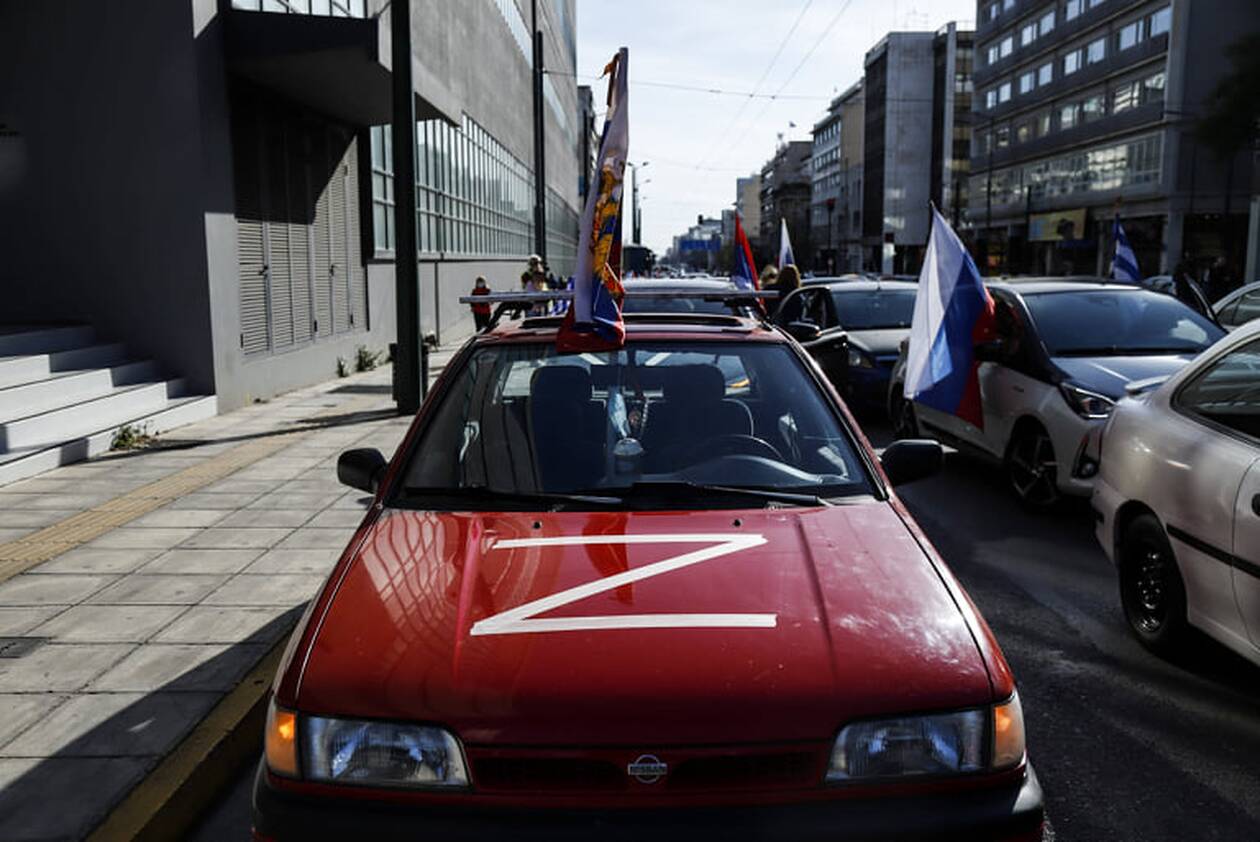 Μεγάλη αυτοκινητοπομπή στη Συγγρού υπέρ της Ρωσίας - Με «Ζ» οι οδηγοί στα οχήματά τους