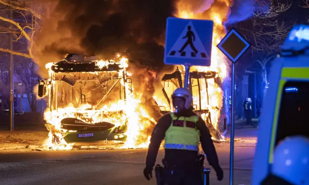 Σουηδία: Νέες συγκρούσεις μεταξύ ακροδεξιών και αστυνομίας – Καταγγελίες για βανδαλισμούς και καταστροφές οχημάτων