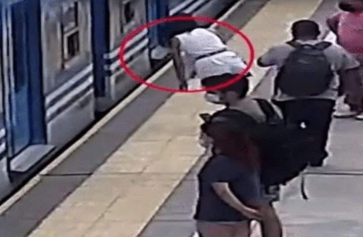 Αργεντινή: Λιποθύμησε και έπεσε κάτω από το τρένο – Σοκαριστικό ΒΙΝΤΕΟ