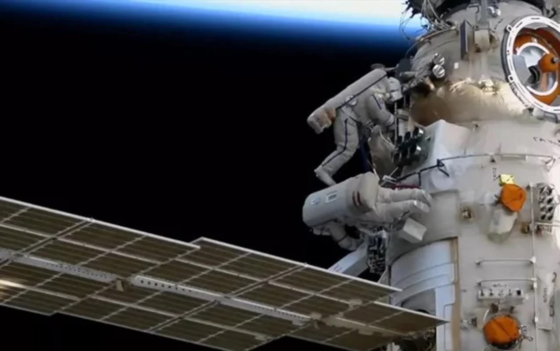 Ρώσοι κοσμοναύτες έκαναν διαστημικό «περίπατο» για να ενεργοποιήσουν έναν νέο ρομποτικό βραχίονα