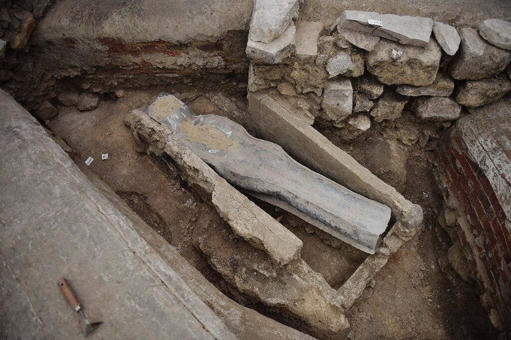 Μυστήριο με τη σαρκοφάγο που βρέθηκε θαμμένη κάτω από την Παναγία των Παρισίων