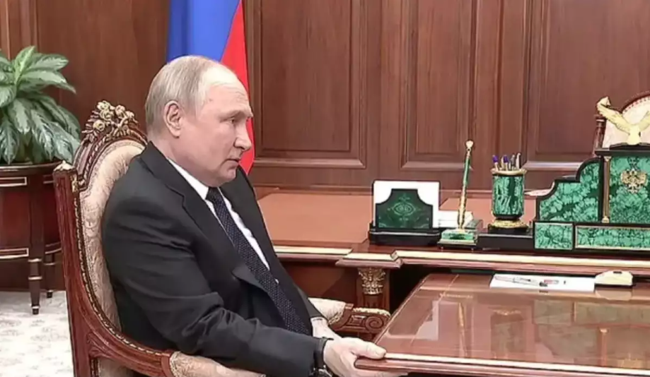 Βλαντίμιρ Πούτιν: «Φούντωσαν» ξανά οι φήμες για την υγεία του μετά το βίντεο με Σοϊγκού
