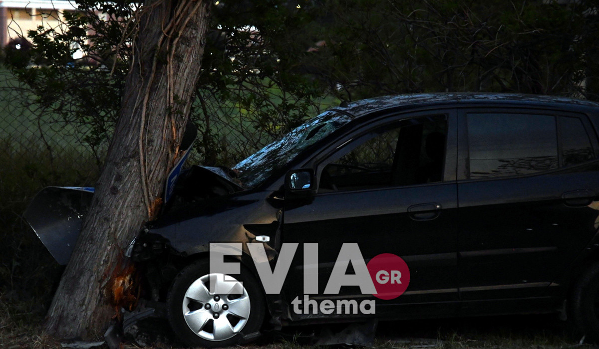 Σοβαρό τροχαίο στην Χαλκίδα - Αυτοκίνητο καρφώθηκε σε δέντρο