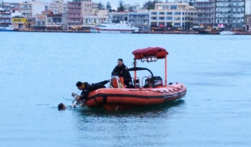 Χίος: Νεαρή υπαξιωματικός του Λιμεναρχείου έσωσε σκύλο που έπεσε στο λιμάνι (βίντεο)