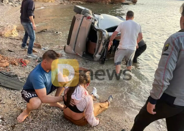 Σαλαμίνα: Σοκαριστικό τροχαίο – Μητέρα με δύο παιδιά έπεσαν με το αυτοκίνητο από ύψος 20 μέτρων