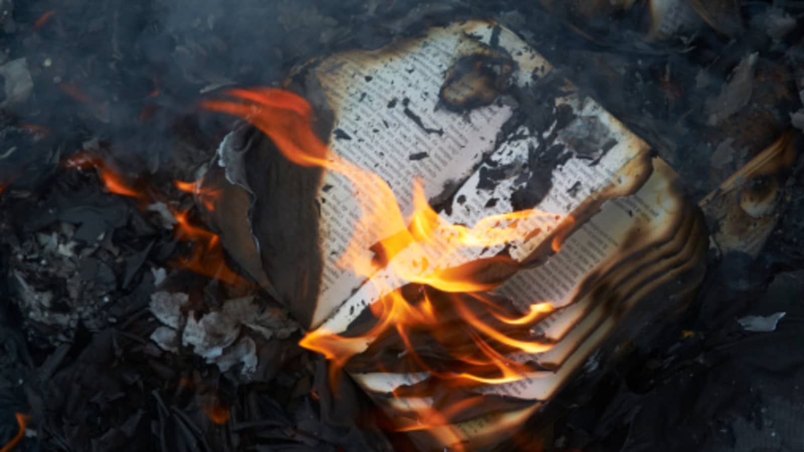 Οι Ρώσοι καίνε "απαγορευμένα" βιβλία στη Μελιτόπολη