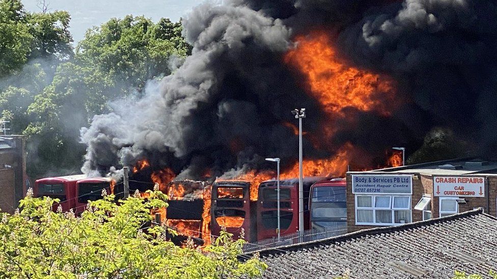 Λονδίνο: Συναγερμός μετά από τεράστια έκρηξη σε γκαράζ λεωφορείων