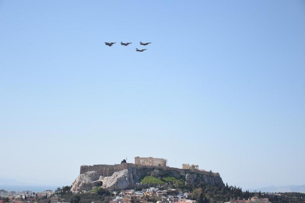 Συμβολική πτήση μαχητικών αεροσκαφών και ελικοπτέρων πάνω από την Ακρόπολη στο πλαίσιο της άσκησης Tiger Meet