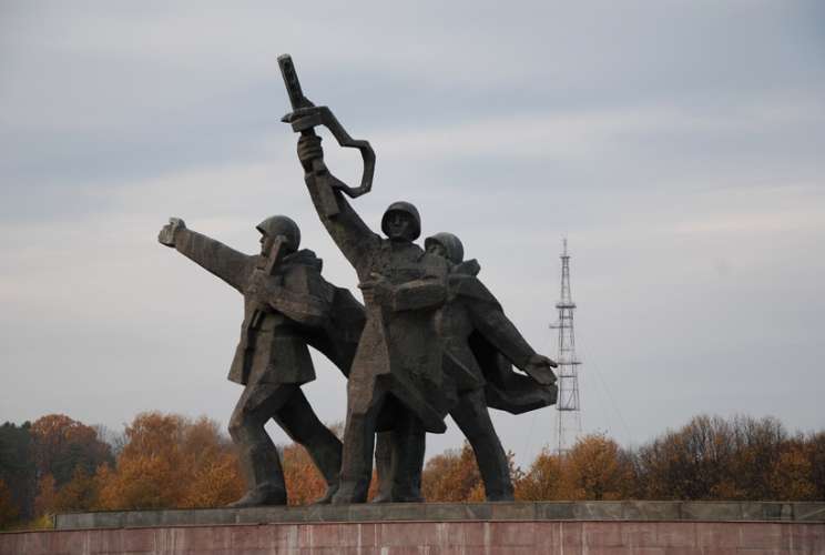 Η Λετονία αναστέλλει την προστασία των σοβιετικών μνημείων της και η Μόσχα αντιδρά