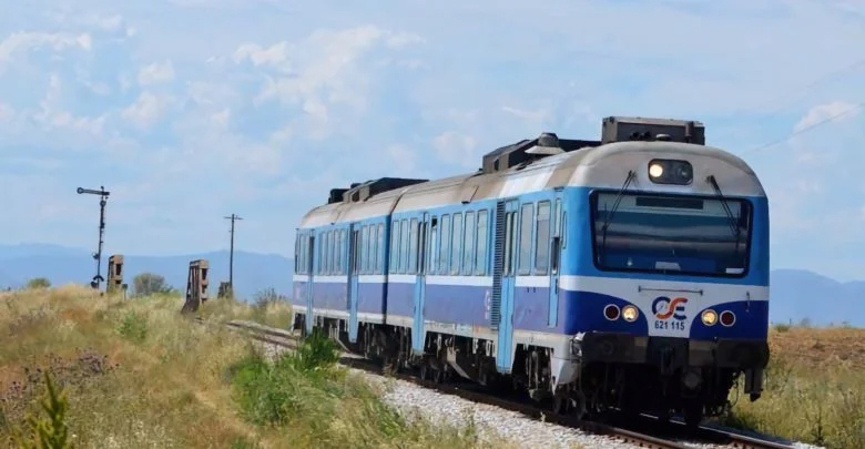 Ταλαιπωρία δίχως τέλος για επιβάτες τρένου στον Βόλο – Χάλασε η αμαξοστοιχία και το λεωφορείο που θα τους μετέφερε