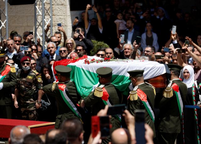 Οι Παλαιστίνιοι αποχαιρετούν τη δημοσιογράφο Σιρίν Αμπού Άκλεχ. "Αντίο Σιρίν, αντίο φωνή της Παλαιστίνης"