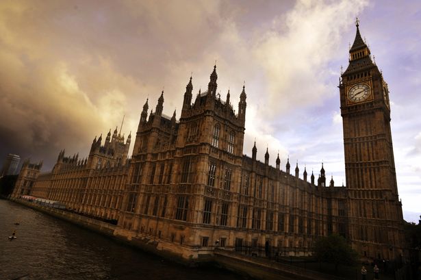 Βρετανία: Bουλευτής των Τόρις συνελήφθη ως ύποπτος για βιασμό