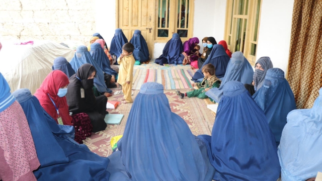 Αφγανιστάν: Απαγορεύεται να τρώνε μαζί οι άνδρες με τις γυναίκες ακόμη και αν είναι παντρεμένοι