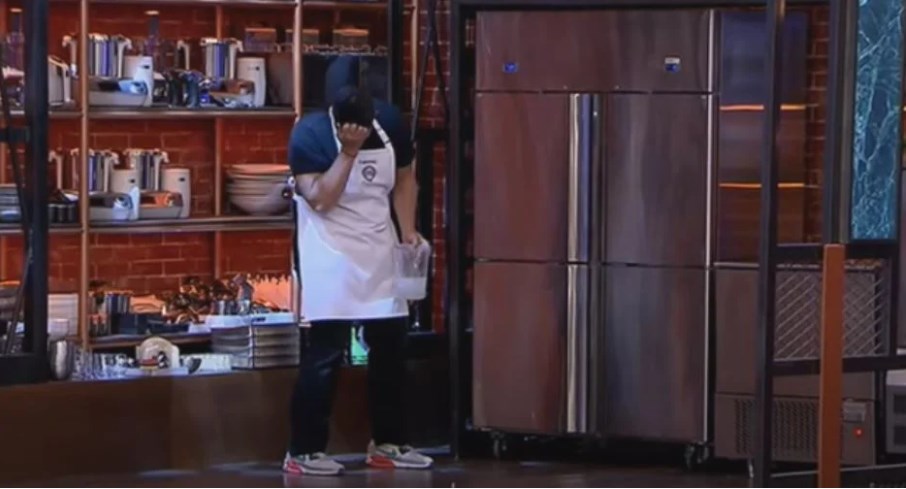 MasterChef: Η επική… κουτουλιά του Γιάννου στο ψυγείο και τα απολαυστικά σχόλια στο Twitter