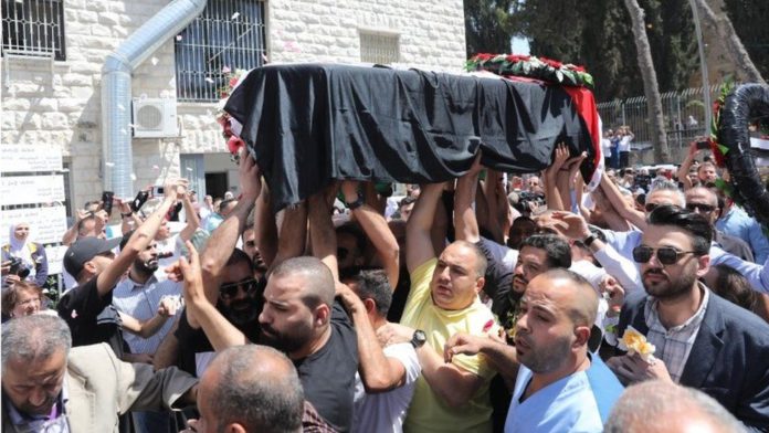 Ιερουσαλήμ: Σφοδρές συγκρούσεις με την αστυνομία κατά την κηδεία της Σιρίν Αμπού Άκλεχ