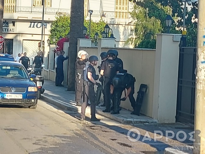 Καλαμάτα: Συνελήφθη o άντρας που εισέβαλε με το αυτοκίνητό του στο προαύλιο της Τράπεζας της Ελλάδος