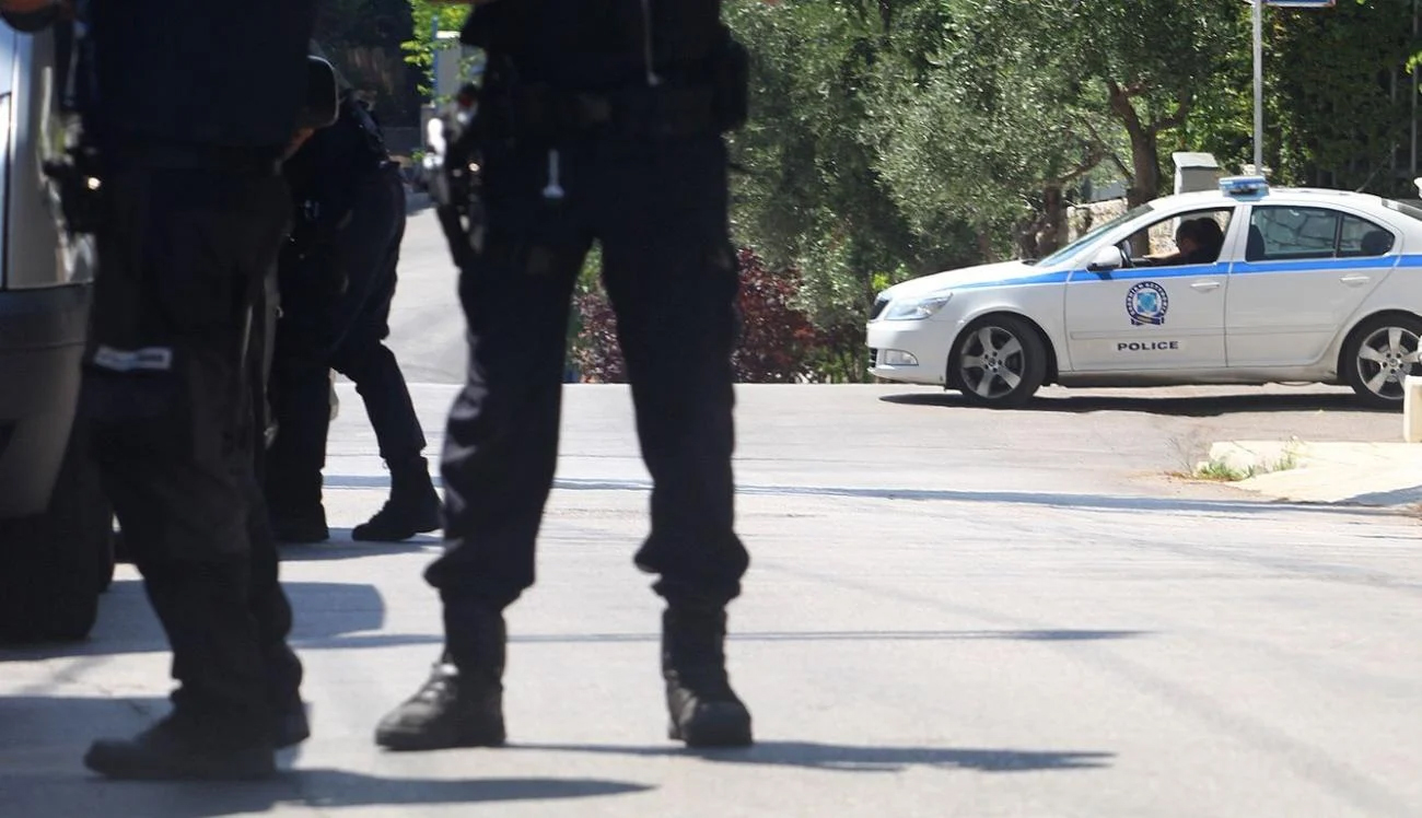 Κρήτη: Μεγάλη αστυνομική επιχείρηση σε χωριό του Ρεθύμνου – Βρέθηκαν όπλα και χειροβομβίδες σε κοτέτσι