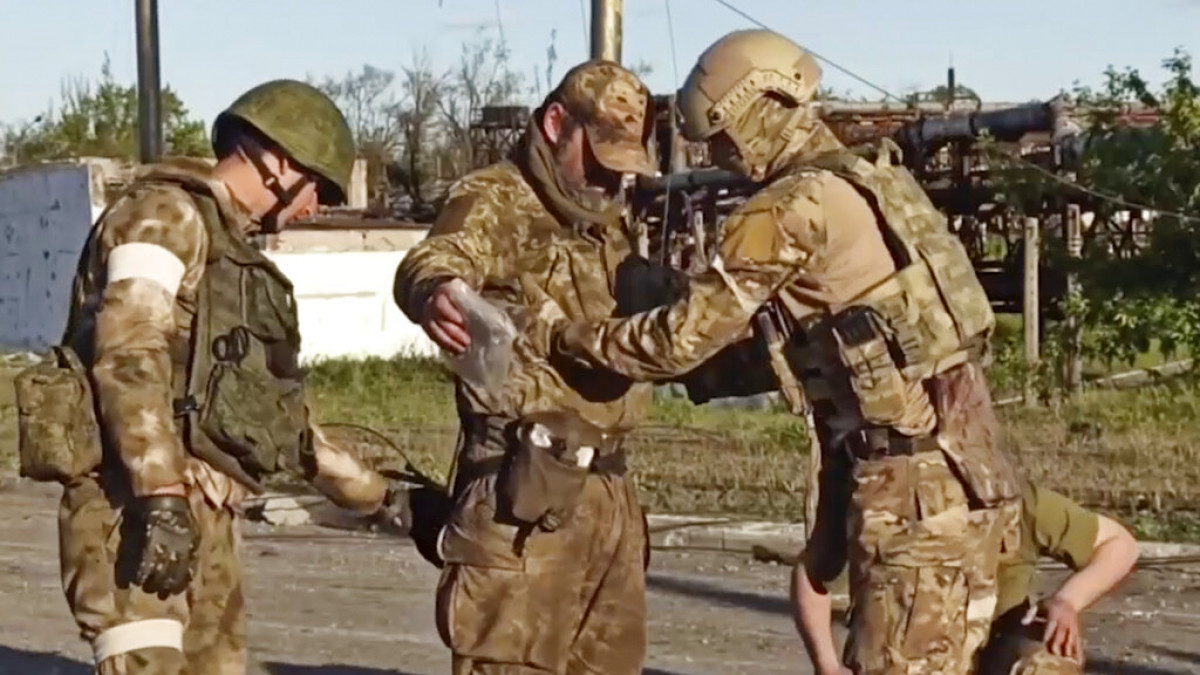 694 Ουκρανοί μαχητές που είχαν οχυρωθεί στη χαλυβουργία Αζοφστάλ παραδόθηκαν τις τελευταίες 24 ώρες