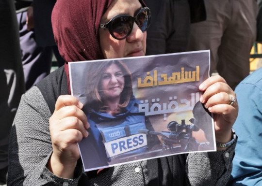 Χιλιάδες κόσμου στη Ραμάλα και σε άλλες αραβικές χώρες σε διαμαρτυρία για τη δολοφονία της Σιρίν Άμπου Άκλεχ
