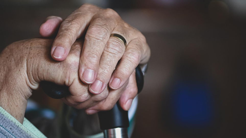Γηροκομείο Κορυδαλλός: Έδεσαν 91χρονη στο κρεβάτι και της είπαν «ζήσεις – πεθάνεις, εδώ θα μείνεις»