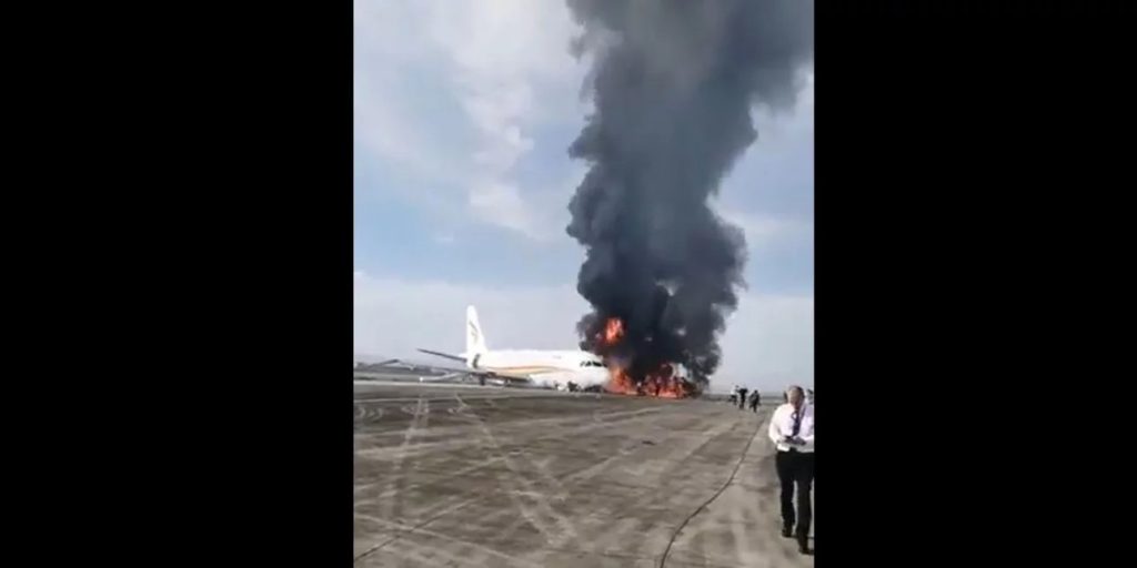 Συναγερμός σε αεροδρόμιο της Κίνας: Αεροσκάφος τυλίχτηκε στις φλόγες – 40 τραυματίες (Βίντεο)