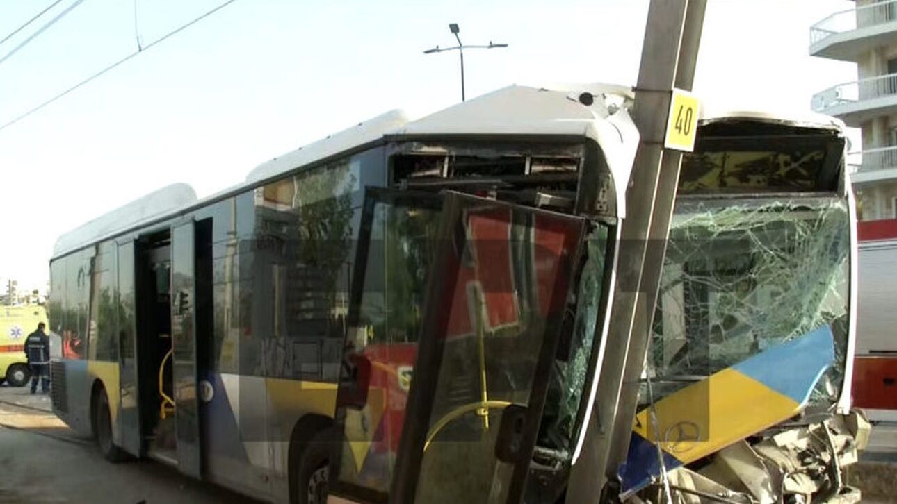 Λεωφορείο των αστικών συγκοινωνιών καρφώθηκε σε κολόνα του τραμ