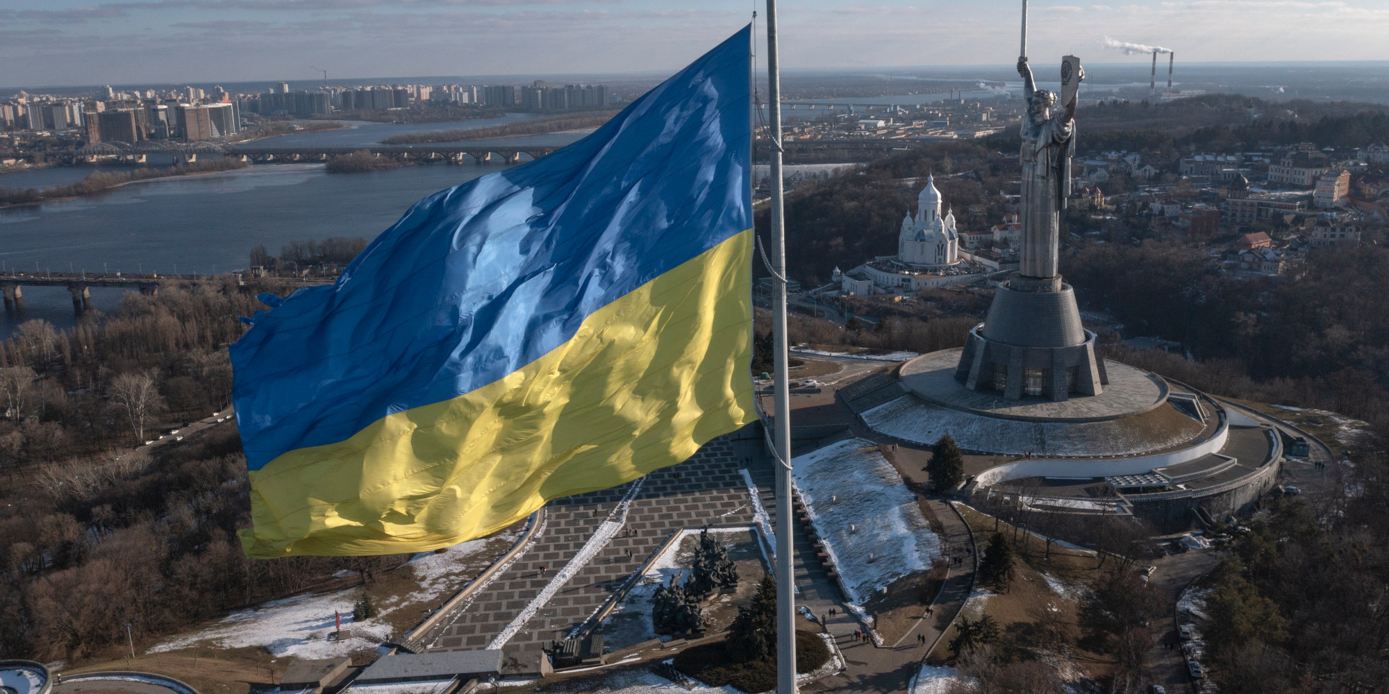 Το Κίεβο κηδεύει νεαρούς Ουκρανούς στρατιώτες που σχεδίαζαν να παντρευτούν