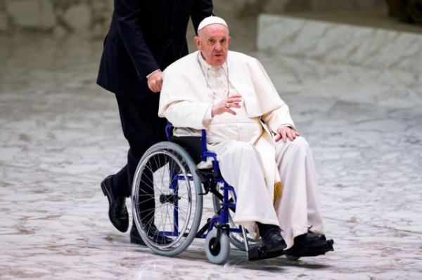Για πρώτη φορά ο πάπας Φραγκίσκος χρησιμοποίησε αναπηρικό αμαξίδιο - Τι συνέβη