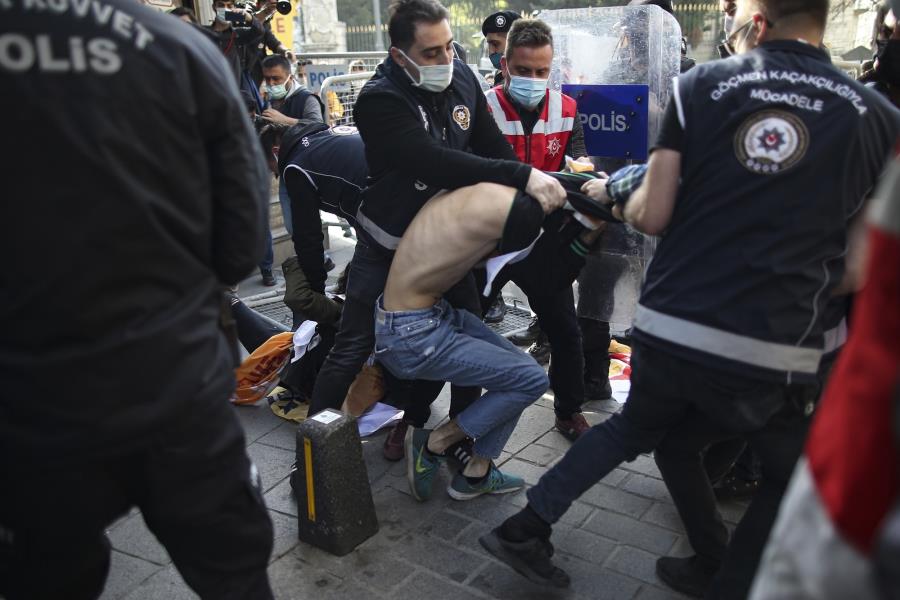 Εργατική Πρωτομαγιά: Επεισόδια στο Παρίσι - Χάος στην Κωνσταντινούπολη