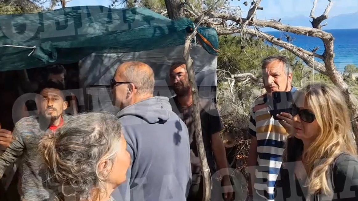 Η δήμαρχος της Γαύδου προσπαθεί να ξηλώσει με τα χέρια της τις καλύβες των «Survivors» (βίντεο)
