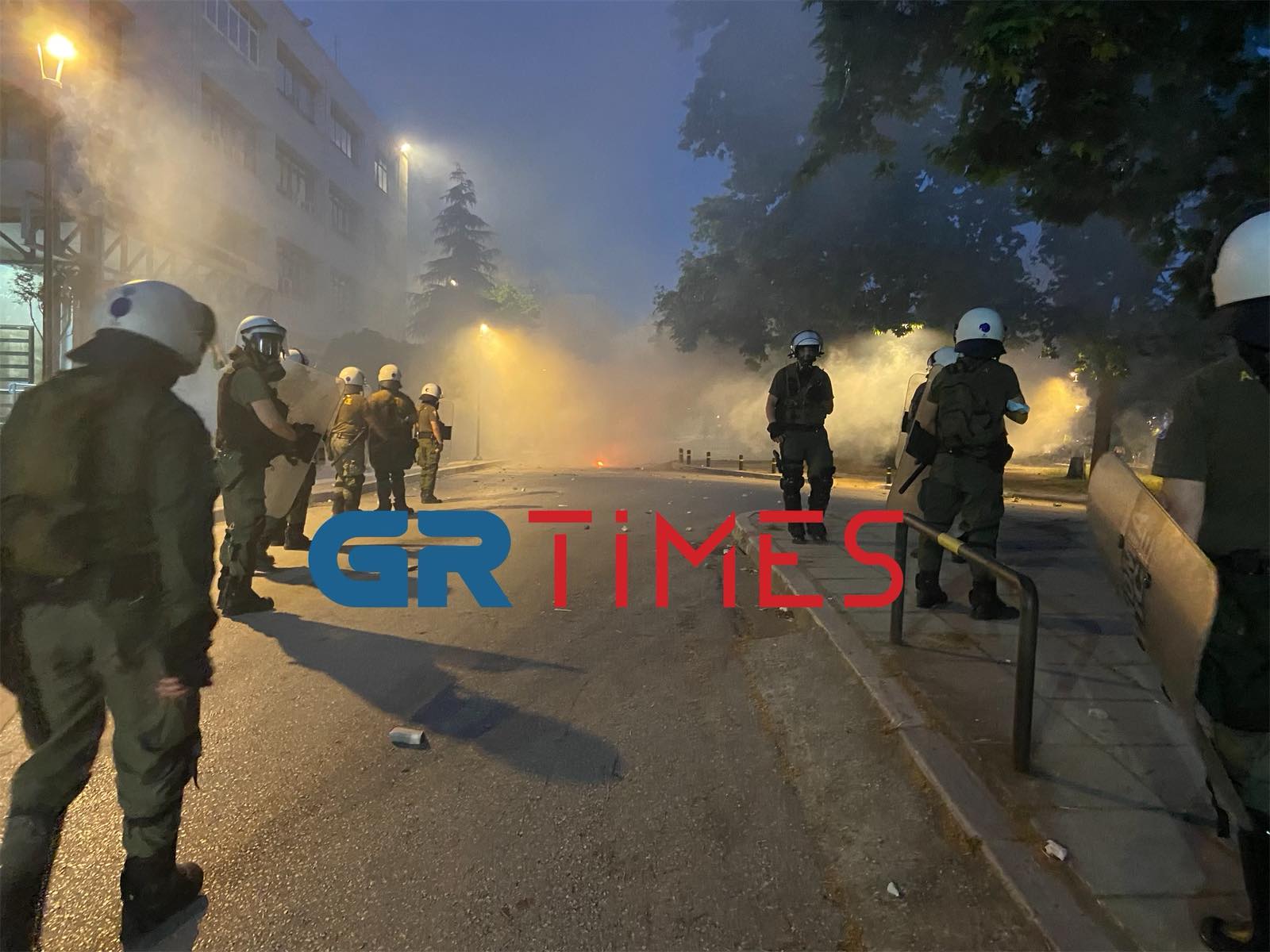Θεσσαλονίκη: Πέτρες και μολότοφ στο ΑΠΘ μετά το τέλος της πορείας