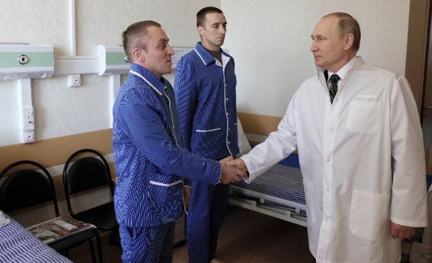 Ρωσία: Ο Πούτιν επισκέφθηκε τραυματίες στρατιώτες σε στρατιωτικό νοσοκομείο της Μόσχας