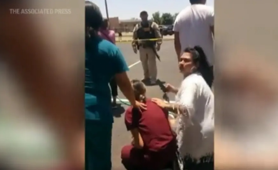 Μακελειό στο Τέξας: Νέο βίντεο δείχνει αστυνομικούς να σπρώχνουν γονείς