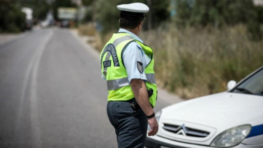 Τροχαίας Αττικής: Συνεχίζονται οι στοχευμένες δράσεις - Συνελήφθησαν δύο οδηγοί για κόντρες στην παραλιακή - Κατασχέθηκε αυτοκίνητο και μηχανή