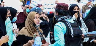 10 γυναίκες τόλμησαν να διαδηλώσουν εναντίον της "μπούρκας" στη Καμπούλ