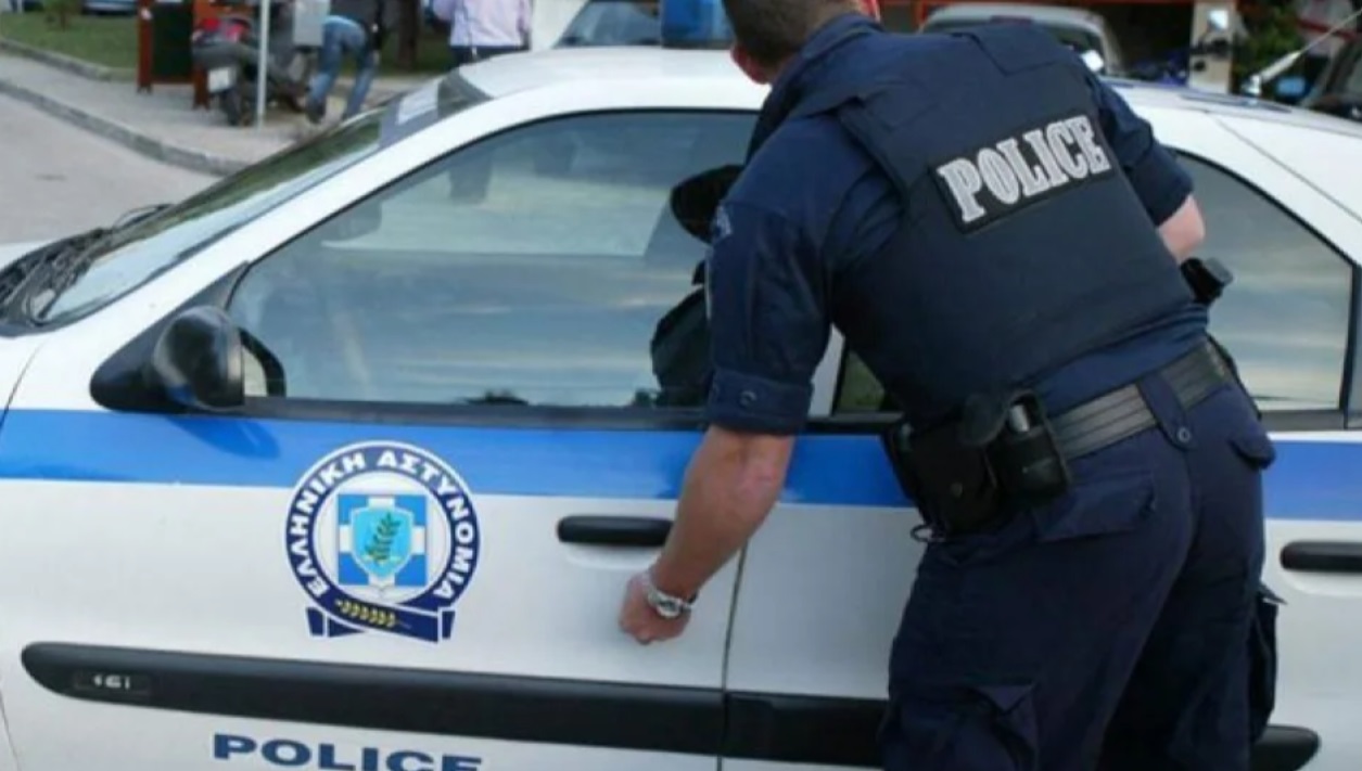 Σοκ στη Θεσσαλονίκη: Σφαίρα καρφώθηκε στο αυτοκίνητο γυναίκας – Είχε μαζί και το παιδί της