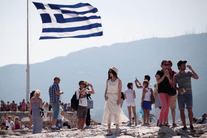 Ελληνικός τουρισμός: πολλοί πελάτες, λίγοι εργαζόμενοι