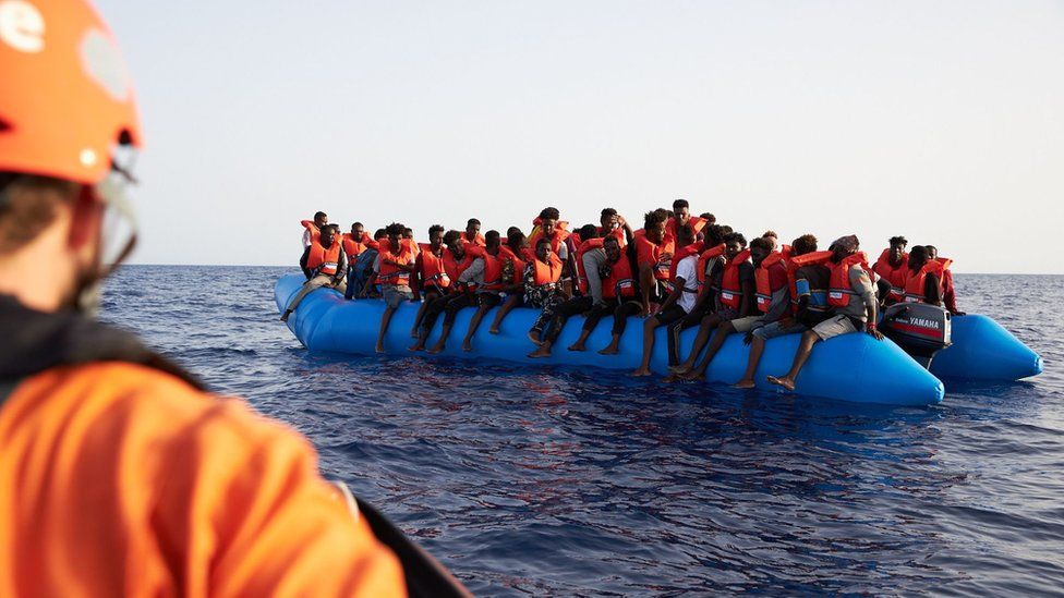 Λιβύη: Μία έγκυος έχασε τη ζωή της, 22 άνθρωποι αγνοούνται μετά τη βύθιση σκάφους με πρόσφυγες