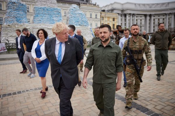 Τζόνσον: Ανακοίνωσε μεγάλο πρόγραμμα εκπαίδευσης Ουκρανών στρατιωτών