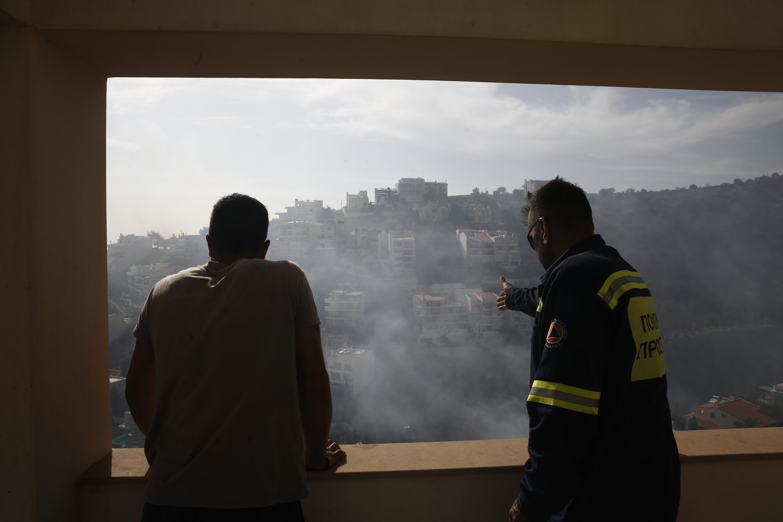 Βούλα: Ολονύχτια μάχη από επίγειες δυνάμεις - Σε ύφεση η φωτιά - Ανακλήθηκαν οι εκκενώσεις στις 3 από τις 4 περιοχές