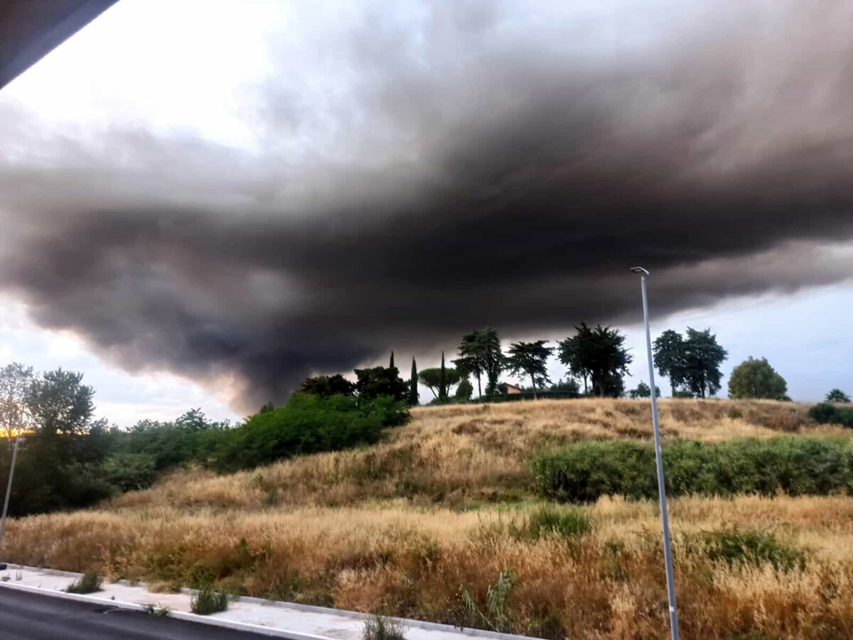 Ιταλία: Φωτιά σε εργοστάσιο έξω από τη Ρώμη-Φόβοι για τοξικά αέρια
