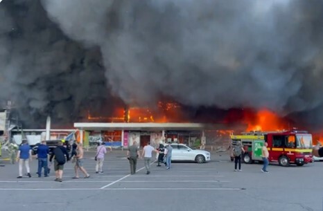 Τρόμος στο Κρεμεντσούκ. Ρωσικοί πύραυλοι έπληξαν εμπορικό κέντρο. Φόβοι για πολλά θύματα