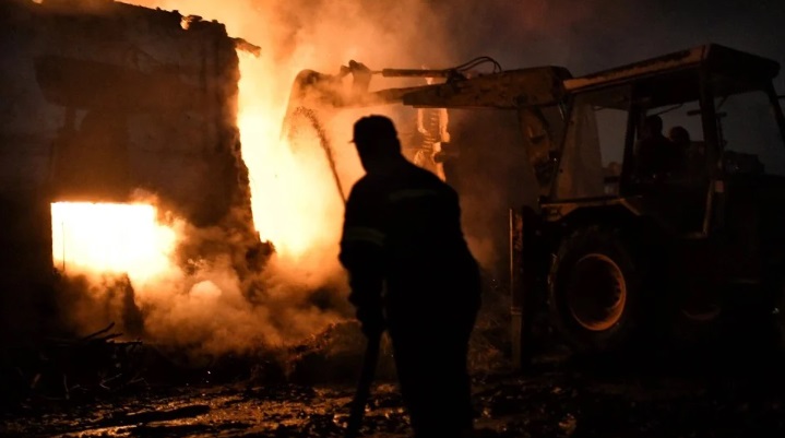 Ρέντης: Σε εξέλιξη πυρκαγιά σε αποθήκη κυροποιίας – Δεν υπάρχει κίνδυνος επέκτασης