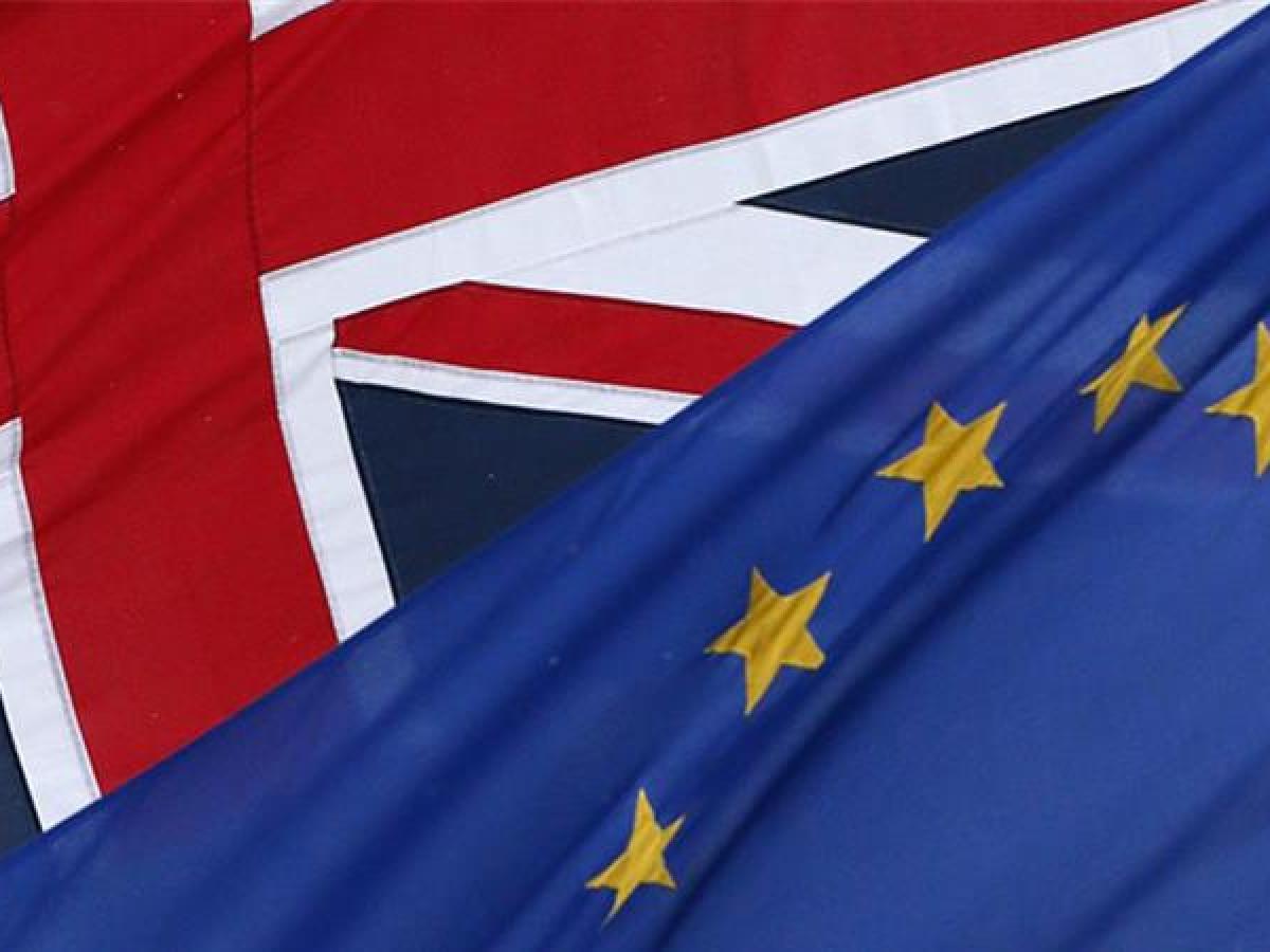 Το Λονδίνο υπαναχωρεί από τη συμφωνία με την ΕΕ για να παρακαμφθεί το «Πρωτόκολλο της Βόρειας Ιρλανδίας»